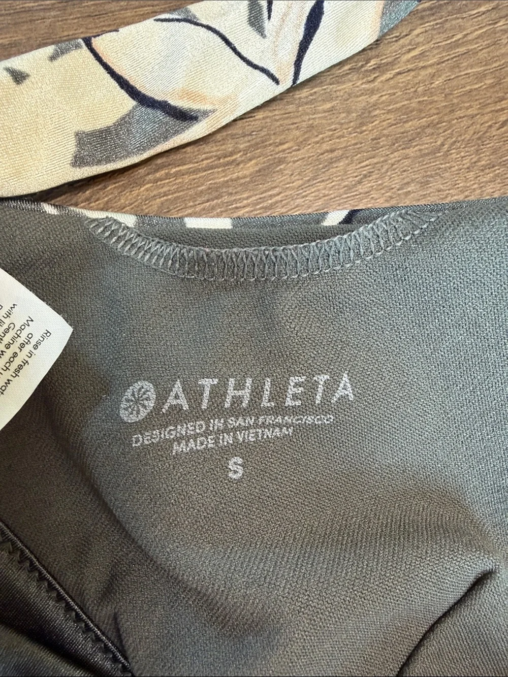 Athleta Aqualuxe Wildflower plunge Top Size S Gray Floral Print Swimwear Bikini